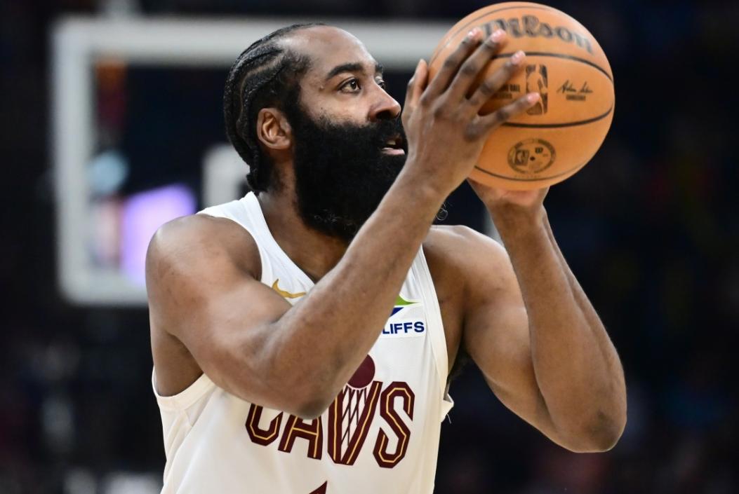 为什么哈登老是蹲底角？

发现最近哈登老是蹲底角，球已传不过去。这和快船刚交易哈