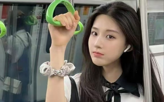 校花毕业后难找工作，闺蜜介绍她去一家游泳馆上班，第一天就赚了3万块