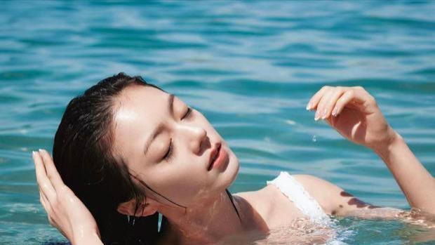 赵今麦海边泳衣照刷屏，有人喊纯欲，有人吐槽像纸尿片