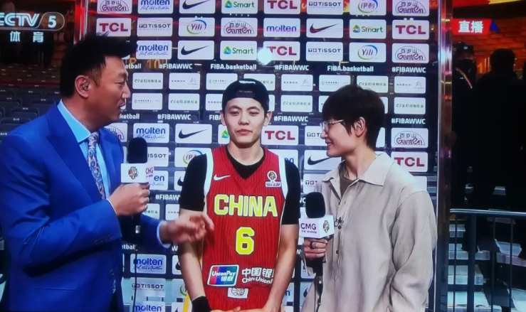 杨舒予作为新一届女篮队长，给你几点建议:
1.投篮要果断。这几场比赛你打得太犹豫