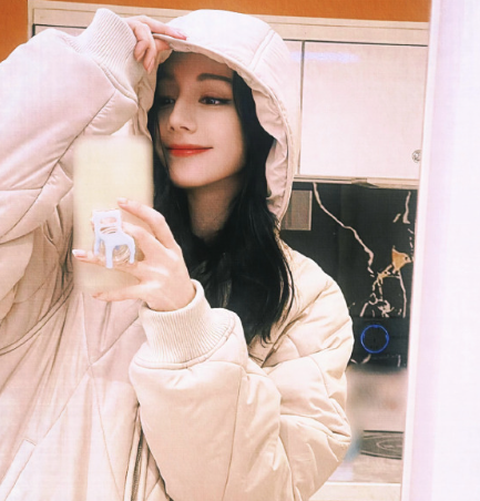 一些对镜自拍想念这个小女孩