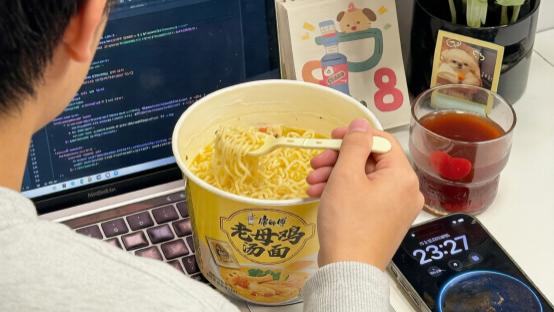 外卖看了十分钟，发现早已被同事的康师傅香迷糊了