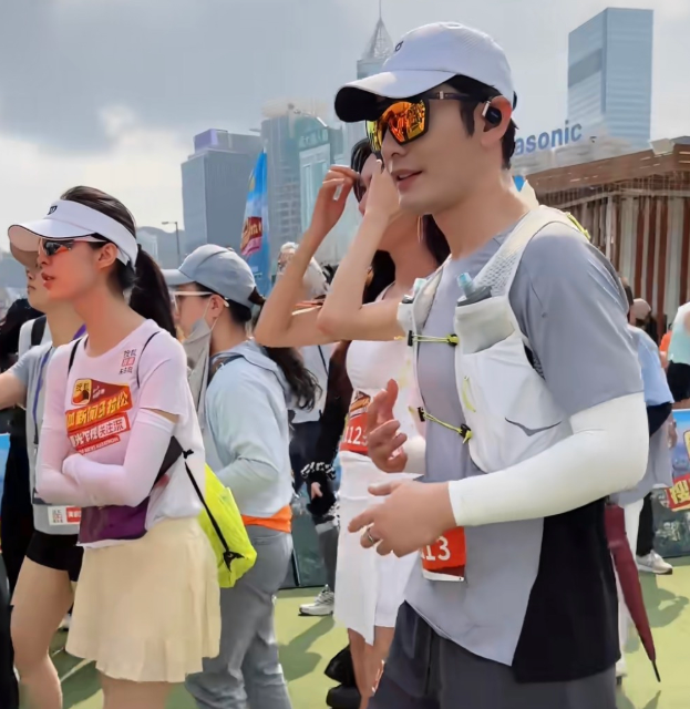 看这背影你能想到他们年过半百了么

乍一看还以为黄晓明和年轻女士同游呢，没想到是