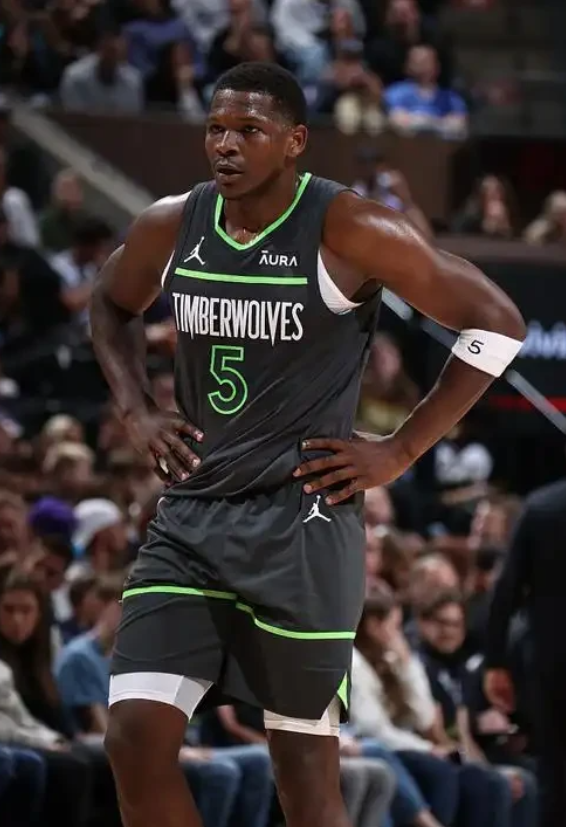 有人说，爱德华兹空有天赋球商堪忧就是马盖蒂水平，不会破包夹上限就这样，只能打顺风