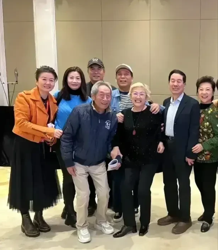 天呐，前面的是王奎荣和宋春丽吗？怎么都老成这样子了，特别是宋春丽都白发苍苍了，比