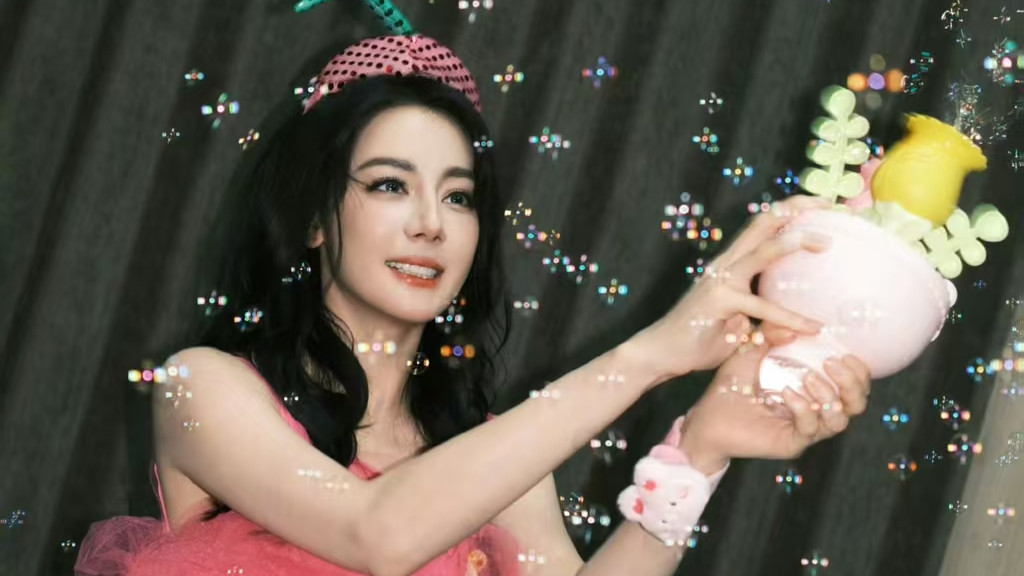 迪丽热巴 34 岁生日大片释出：集齐五大女刊正刊封面，在时尚与演艺路上稳步前行