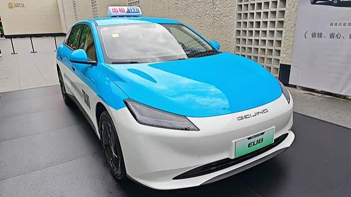 主打高性价比，续航535公里+极速换电，北京汽车EU8适合哪类人？