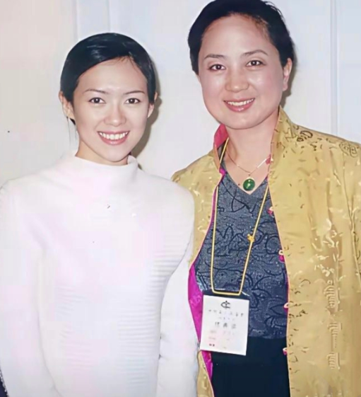 七八十年代流行大脸盘
现在流行巴掌脸，张金玲的脸大如满月，据说是富贵脸
以前有钱