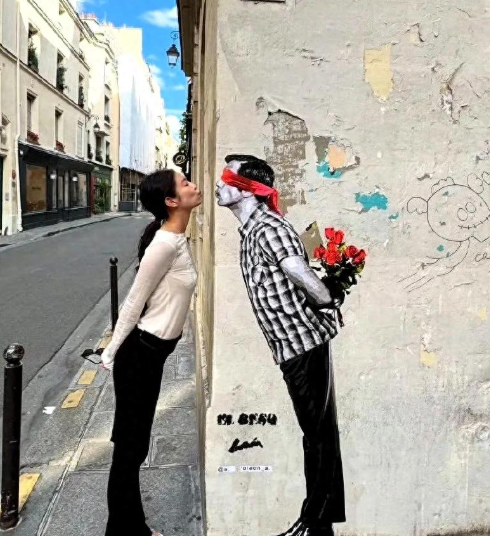 Jennie旅游照太有生活感了
每一张照片都透露出温和和幸福