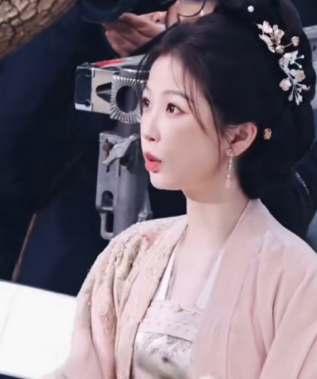 虞书欣《云初令》今日路透，认真讲戏中！！