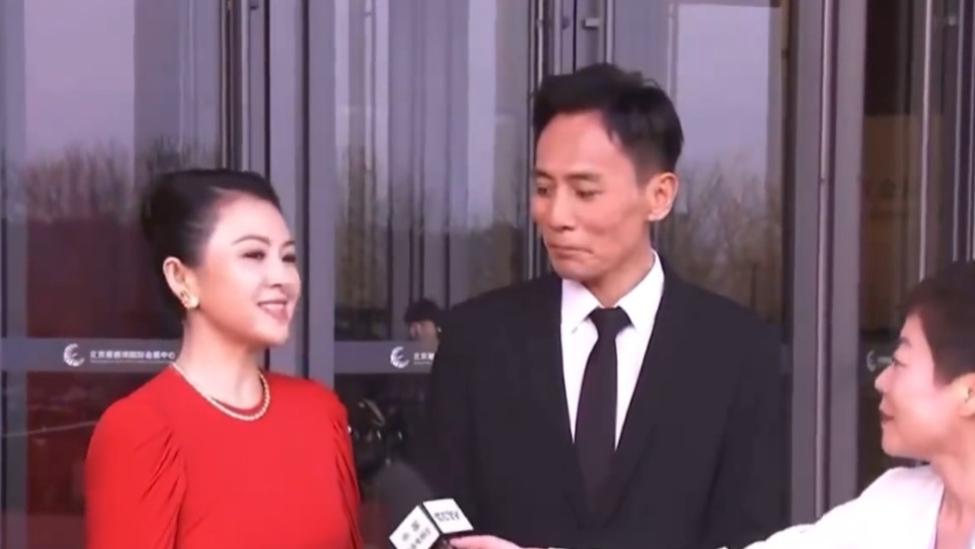 如今再看刘烨章子怡，我才真正明白，大学“吊车尾”的情谊有多铁