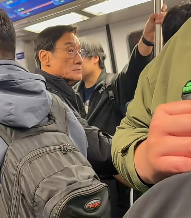 某网友在香港坐地铁时偶遇了梁家辉
家辉哥打扮非常低调，不仔细看，还以为是路人。