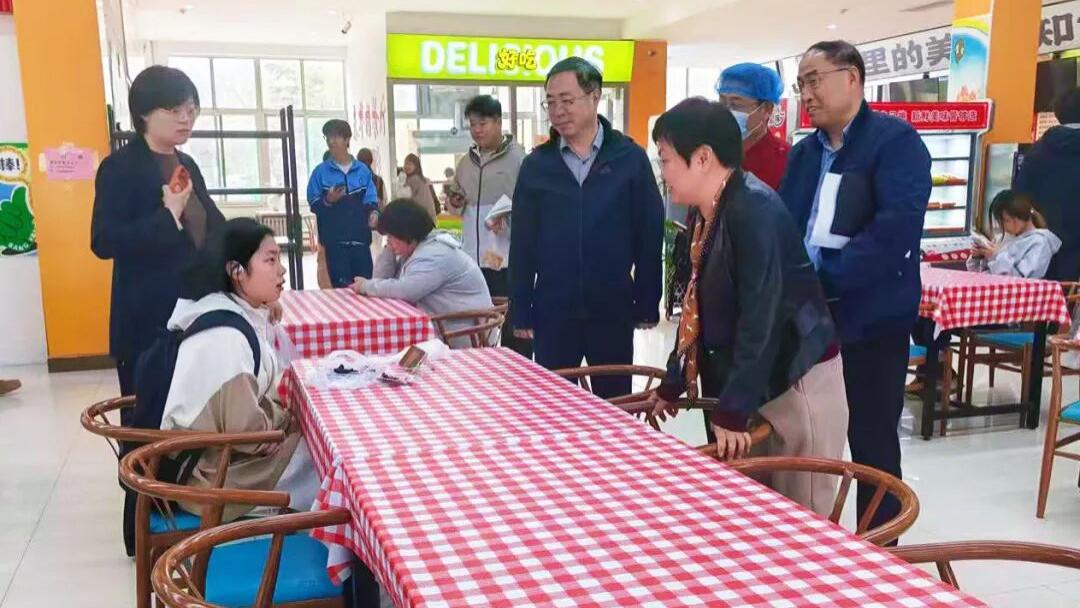学院党委书记周敬率队“探店”：以“营养可视”护航师生健康