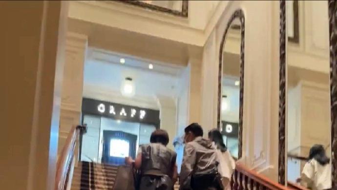 刘德华携妻酒店被偶遇，60岁朱丽蒨状态惊艳全网