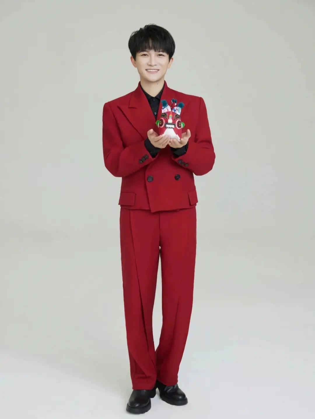 周深，嗓音女性化，个子矮，他为什么能走红？他算一线明星吗？
总结了一下，周深走红