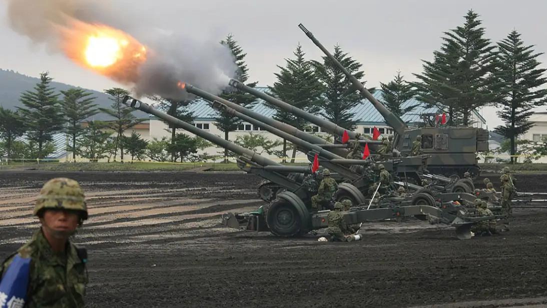 小日本陆上自卫队在演习场实弹射击的时候炸膛了，3人死亡，1人重伤