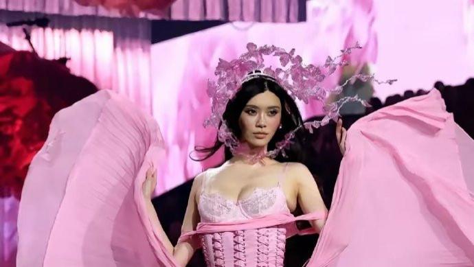 奚妃回宫！奚梦瑶八年重返维密，翅膀大到何猷君都惊叹