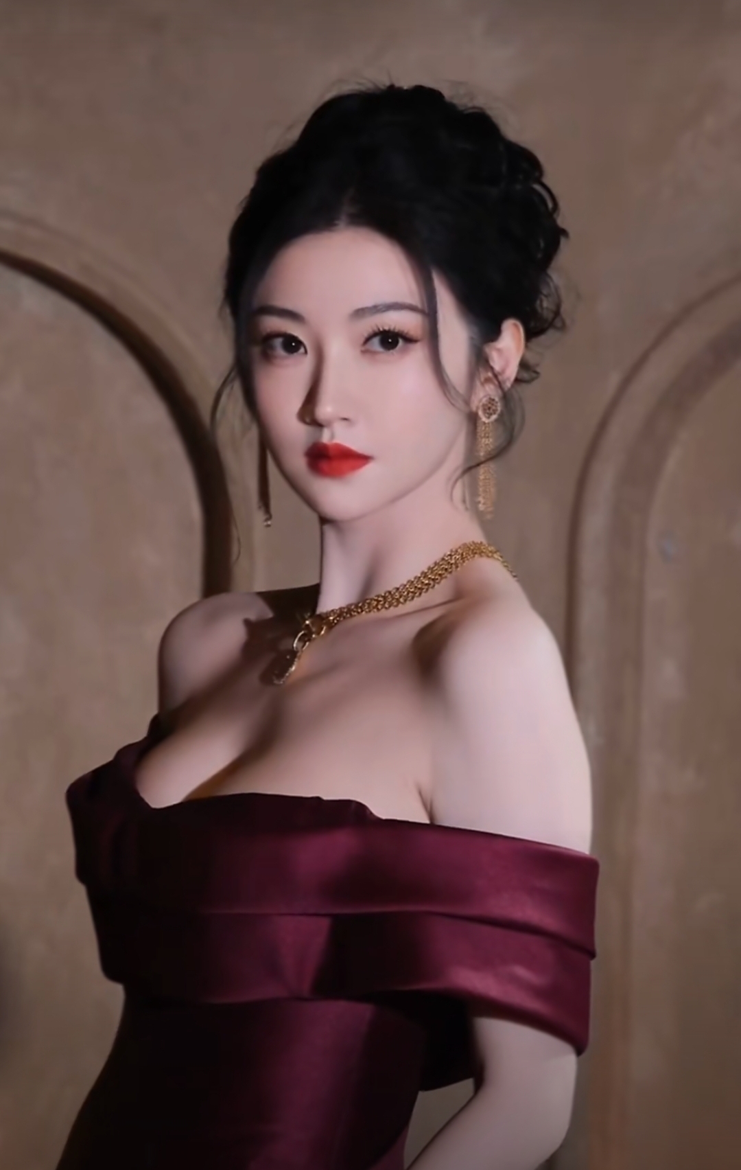 景甜状态不错啊
酒红色露背缎面裙一穿，冷白皮在灯光下白到发光，一字肩把流畅的肩颈