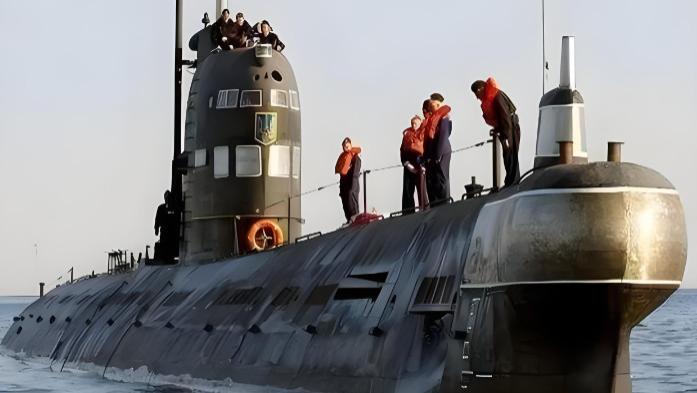 2500吨潜艇被200艘美军舰包围，艇长升旗投降救了80人，回国却坐了牢