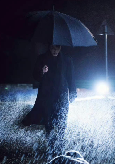 《轧戏》第四集中，代旭饰演的裴轸与女主电梯初遇：女主误入专属电梯请求“按一楼”，