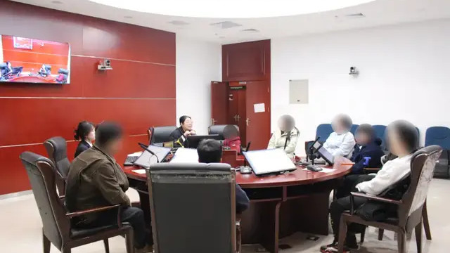 圆桌法庭上，三个孩子说出“对不起”