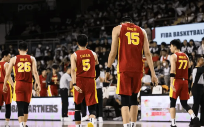 中国篮球之队公布世预赛大名单：赵继伟&赵睿领衔，徐杰&庞峥麟落选。
具体名单如下