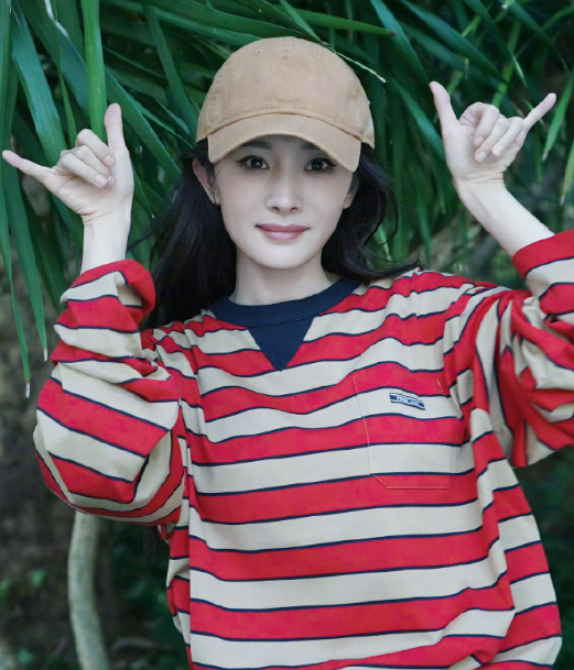 我认证杨幂的拍照pose除了剪刀手