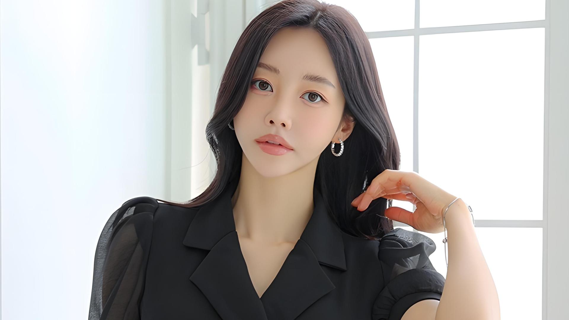 朱砂染就倾国城，绝代风华百媚生，绛唇轻启胭脂色，惊鸿一瞥误终身