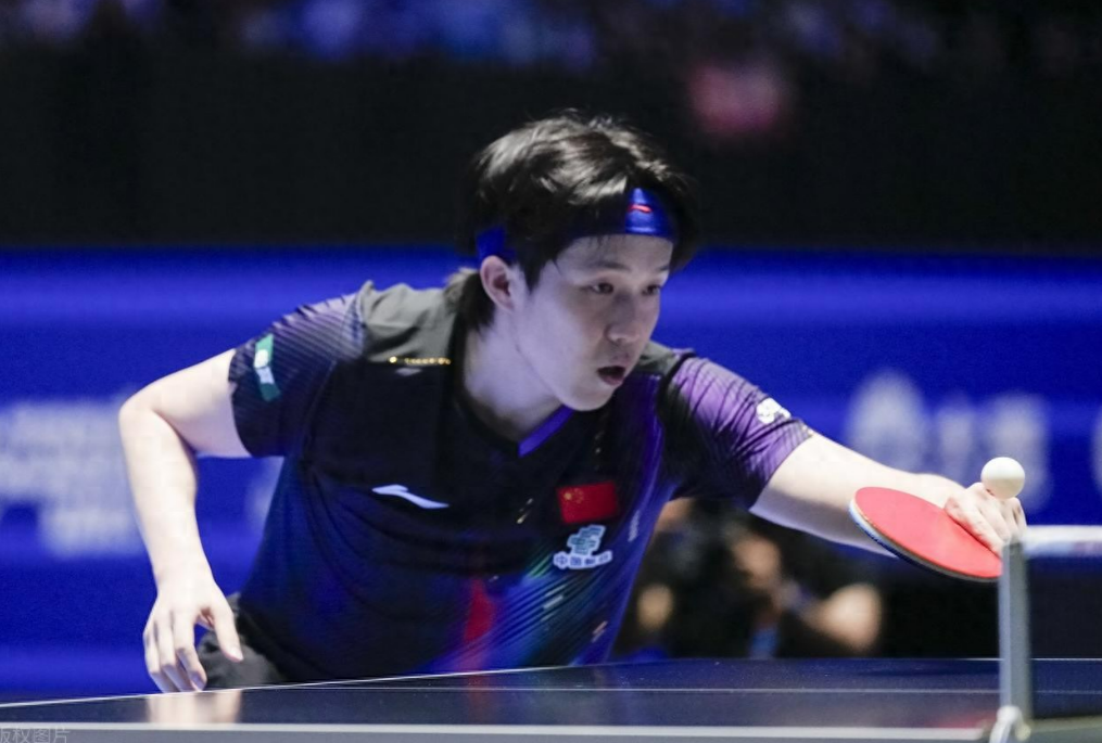 WTT世界乒联新加坡大满贯正赛首日的争夺继续进行。在一场男子单打首轮的的较量中，