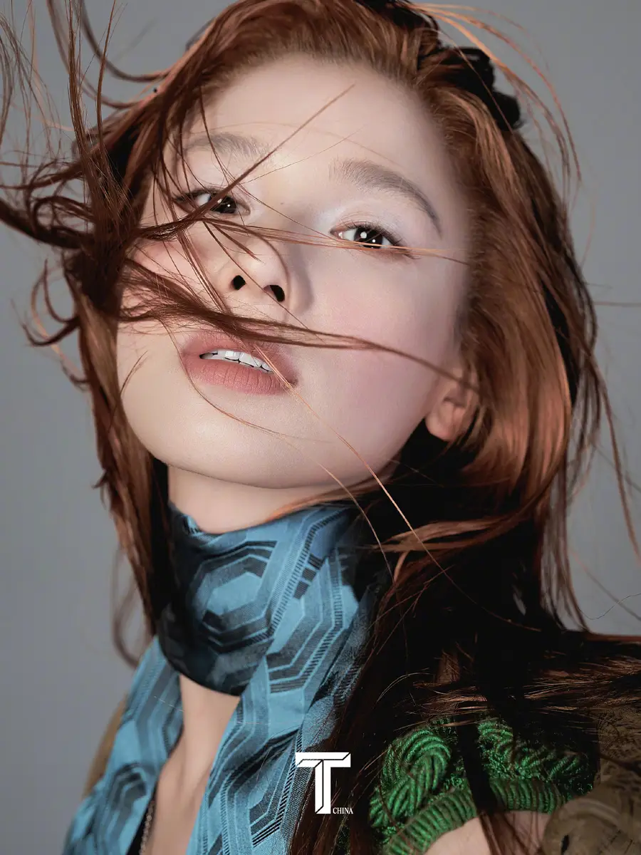 张婧仪穿牛仔外套酷飒有型 大地色系妆容温婉又随性