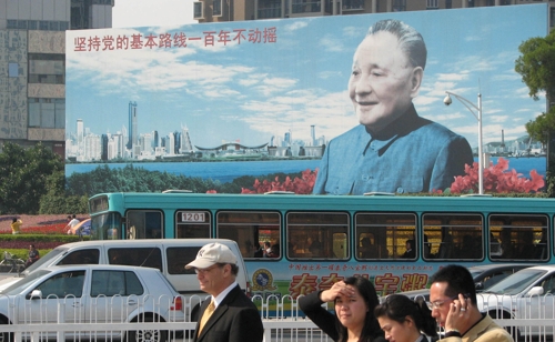 深圳街头的邓小平画像。 邓公，牛人也！
