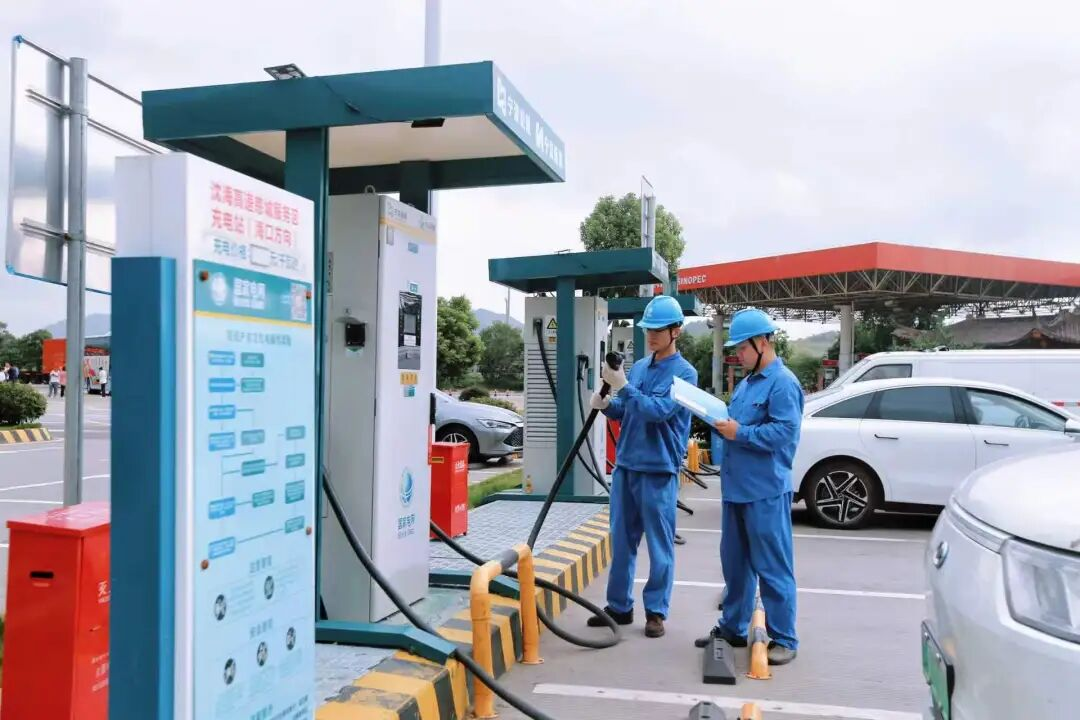 五一充电排 2 小时全网喊冤？别急着黑电车，先看这组数字
