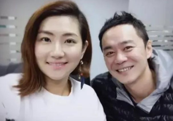 2010年，任家萱拍戏时意外烧伤，未婚夫张承中不仅没抛弃她，还高调地娶了她，结果