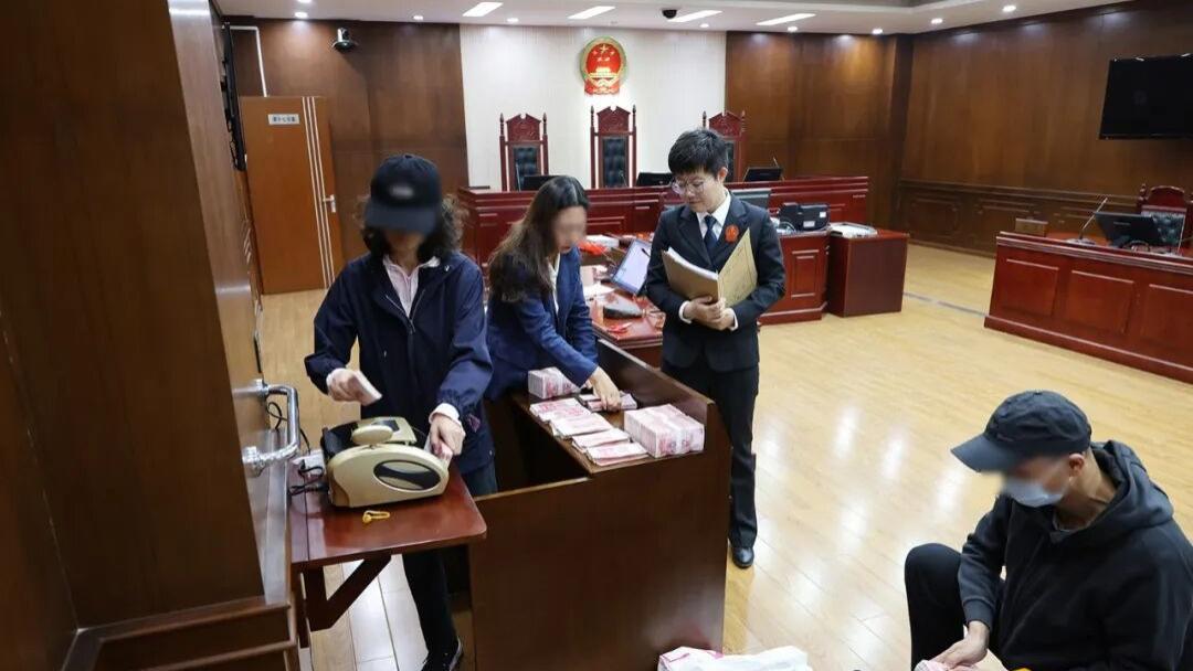 点钞机“嘀”的一声，140万元现金核对完毕！
