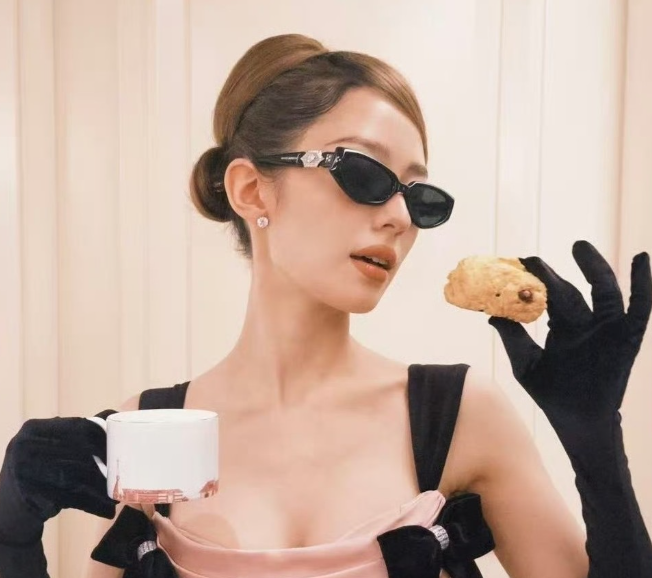 郎朗的老婆吉娜
突然高调发文，字里行间都是兴奋，还曝光了郎朗是她最想带回20岁的