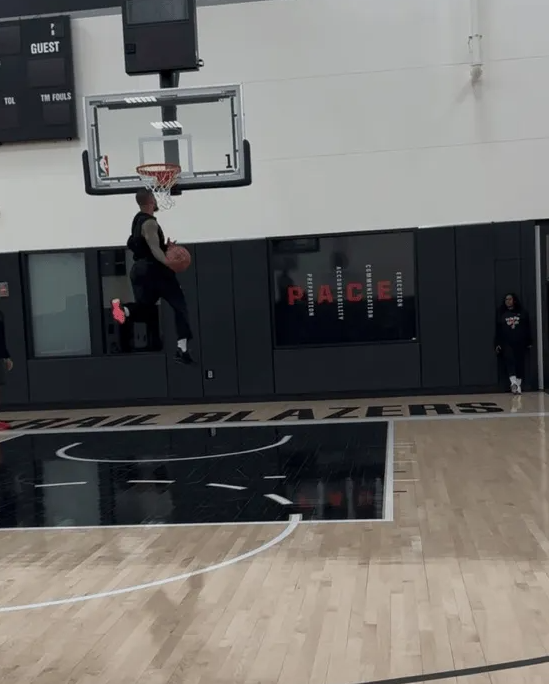美媒Legion Hoops更新社媒，晒出利拉德的扣篮与球迷分享。
“利拉德已经
