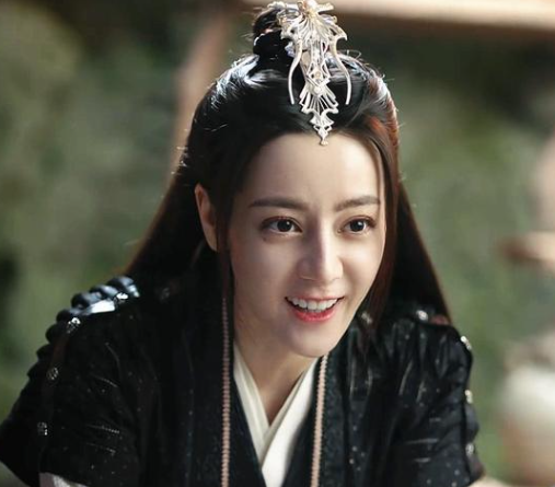 我们的故事发生在夏季，像一碗堆满水果的刨冰