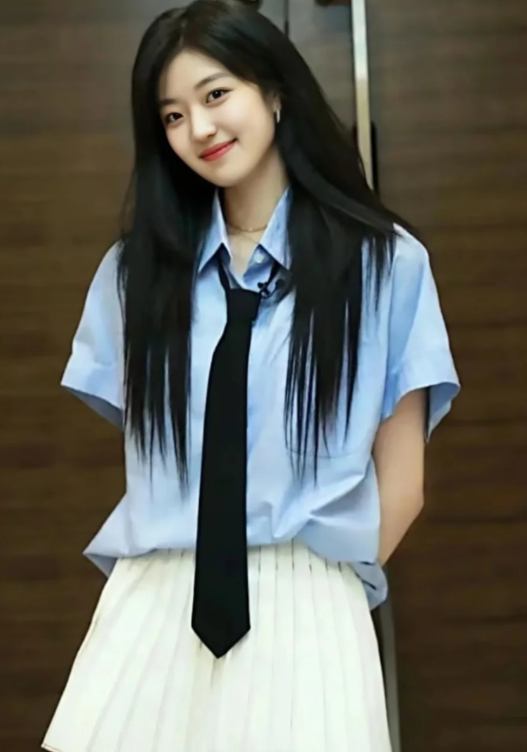 看了孙倩千这组照片才发现人们说的她长相平平真的错了
照片中的孙千穿着一袭闪闪发光