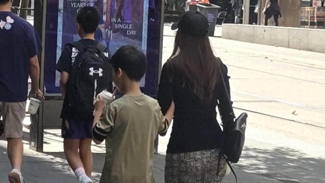 侯佩岑出现在悉尼街头！