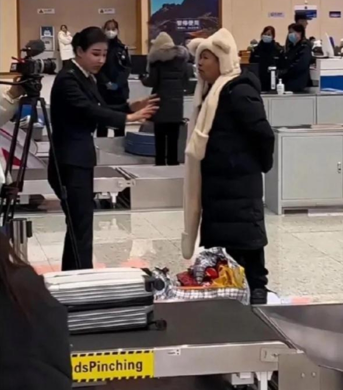 发现有人在拍段子，看着有点眼熟，记不得是哪个明星了？大家认识他吗？