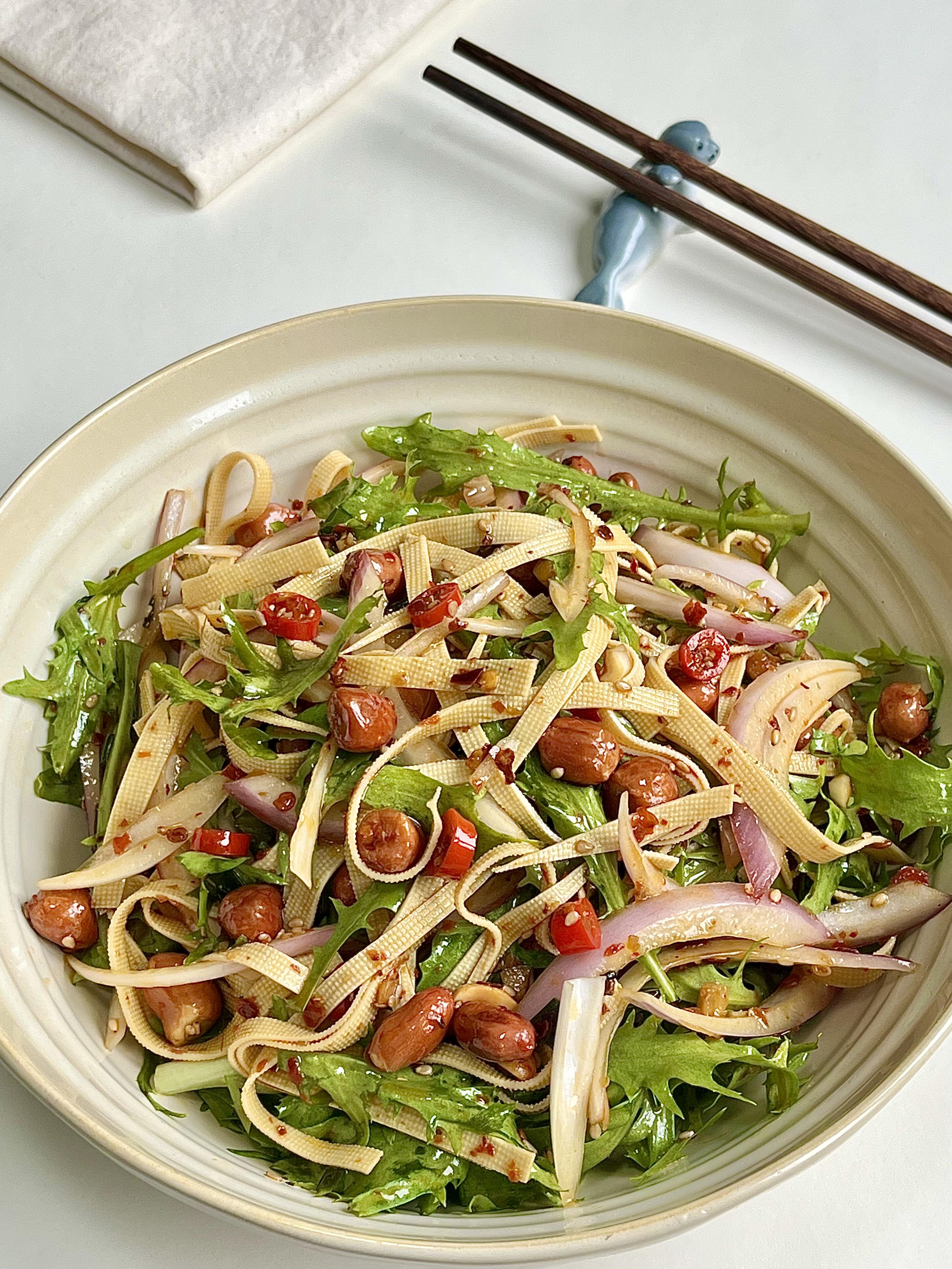 清爽凉拌苦菊豆皮｜一口脆嫩，上桌就光盘
夏天就馋这口清爽凉拌菜！脆嫩的苦菊搭配筋