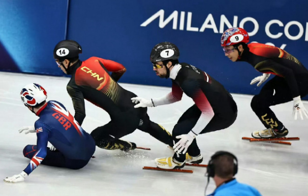 米兰冬奥会短道速滑男子1500米决赛，英国选手特雷西犯规，撞倒刘少昂，随后孙龙也