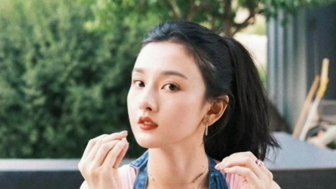 宋祖儿拍戏离场遭男粉当众拦车求婚，整个人当场吓懵后退，全网集体怒怼没边界