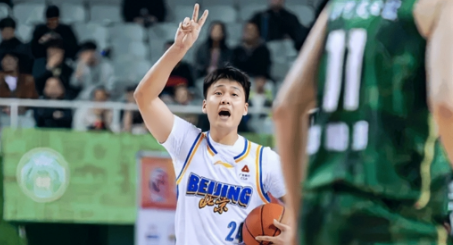 赵睿24分，北京男篮客场险胜同曦。CBA常规赛，北京男篮客场挑战同曦，这场比赛，