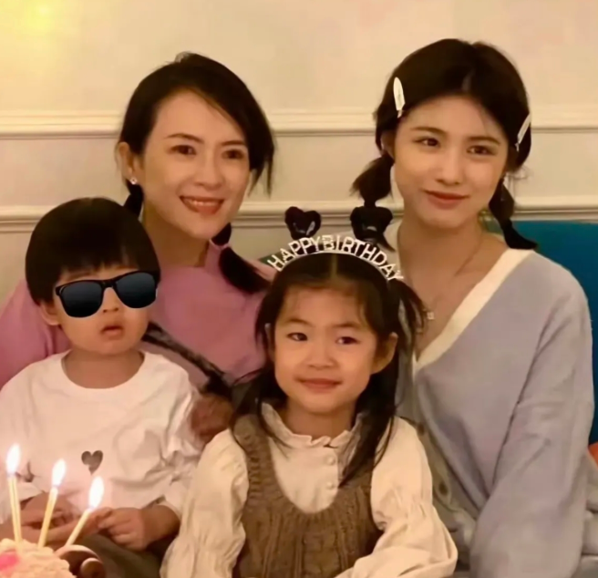 这个世界上我最搞不懂的人
就是章子怡了
明明她已经跟汪峰分开了，为什么还要对汪峰