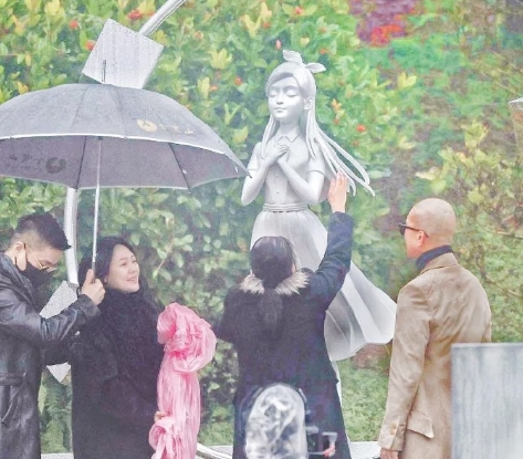 言承旭周渝民现身大S纪念雕像揭幕，别用恶意揣测这份友情。他们相识于微时，互相扶持