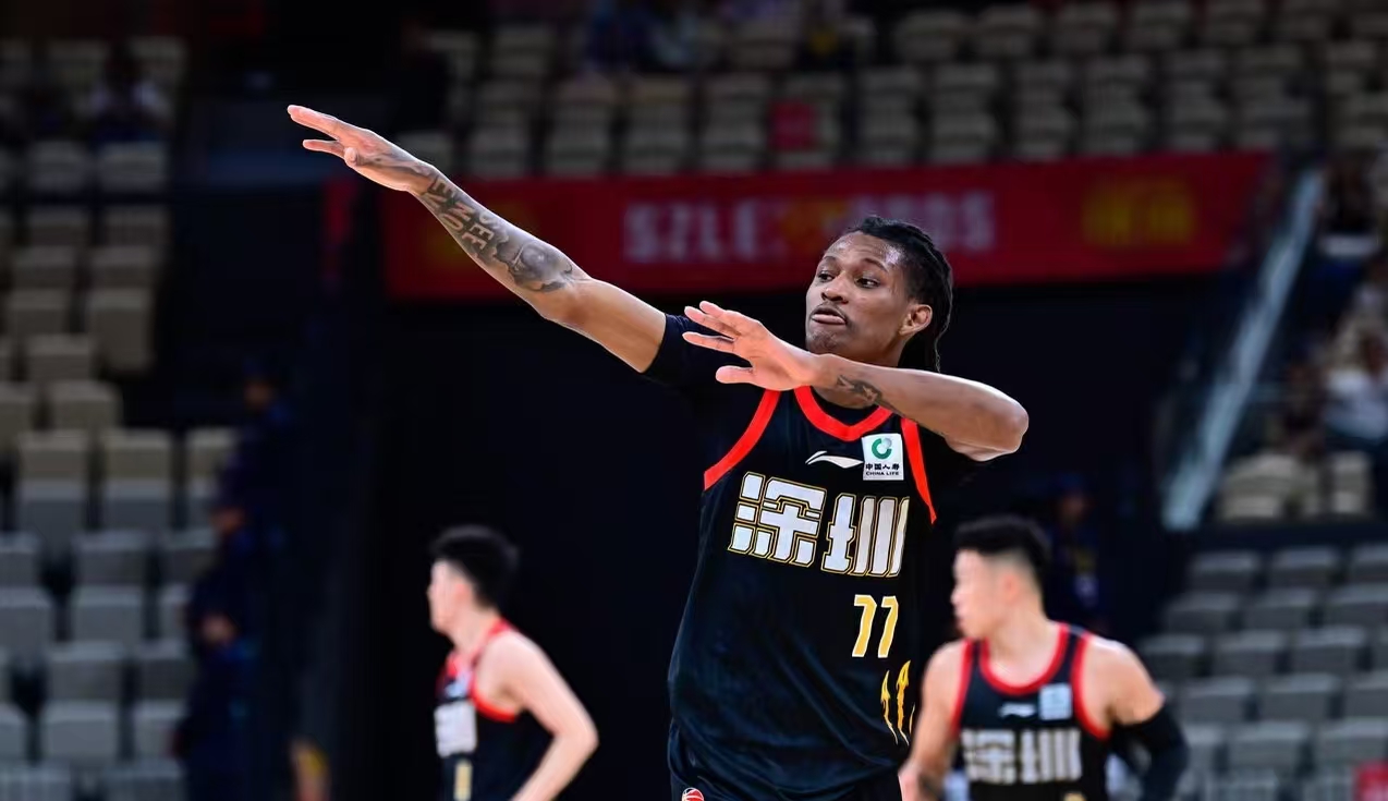 深圳双子星低迷，史密斯一打五狂砍45分15板14助大号三双，周鹏末节两记三分杀死比赛