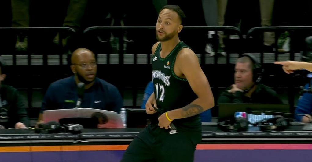 在今天森林狼主场迎战灰熊的比赛中，发生了特别感人的一幕。当时比赛进行到了第一节的