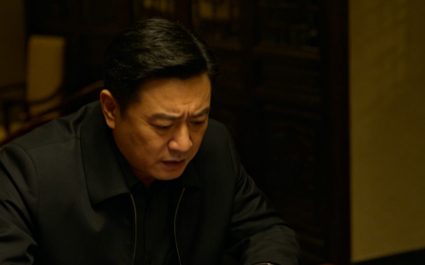 我请江州副市长吃饭，隔壁包间6名干部吃了8箱茅台，服务员递来12万天价账单，我没作声，给市长看了看…
