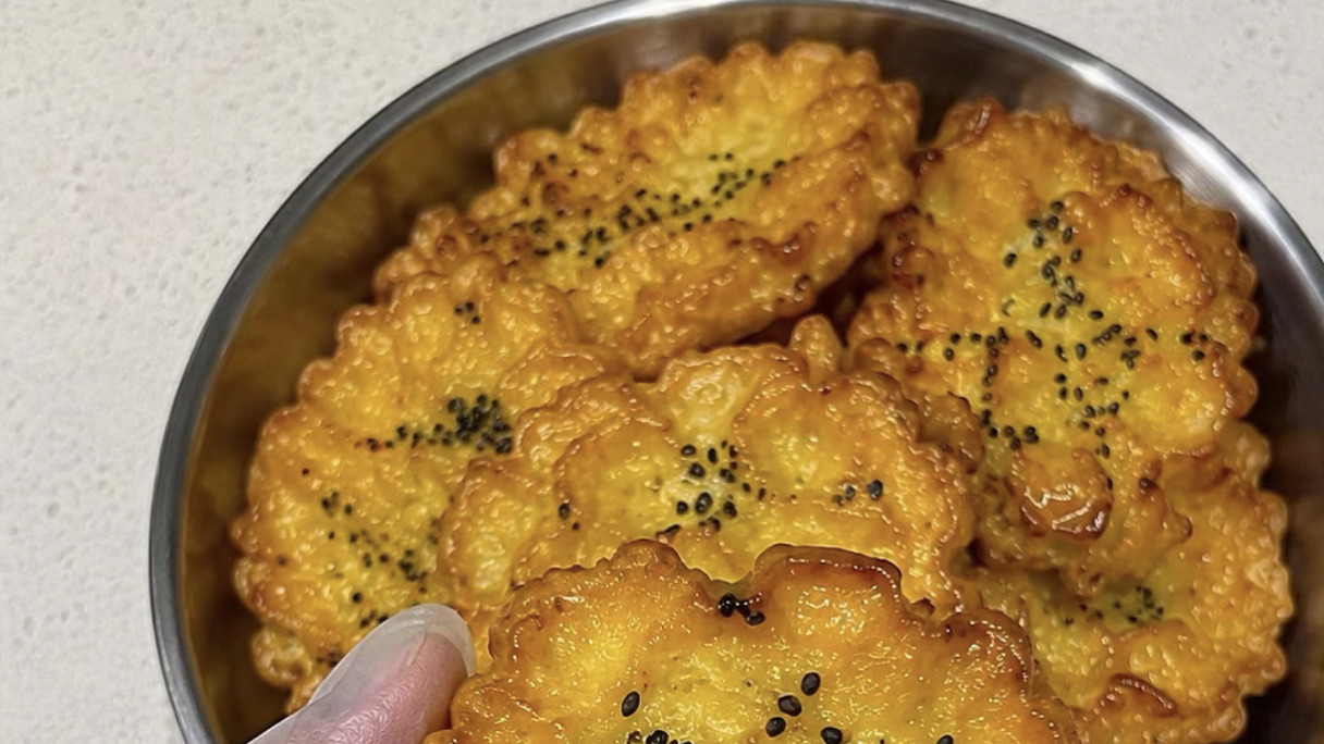 晨光里的金黄治愈：零失败南瓜鸡蛋饼，熨帖每一个清晨